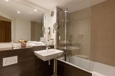 Salle de bains dans l'établissement Best Western Royal Hotel Caen