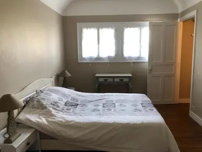 Un ou plusieurs lits dans un hébergement de l'établissement Charmante maison à 30m de la plage, wifi, vélo