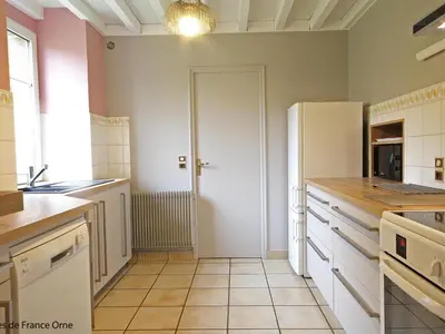 Cuisine ou kitchenette dans l'établissement Maison spacieuse, animaux admis - 10 pers. - FR-1-497-121