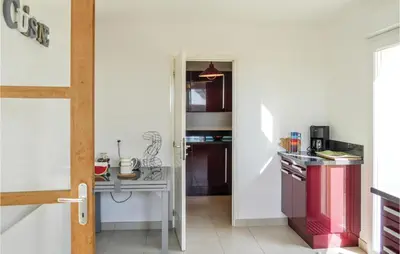Cuisine ou kitchenette dans l'établissement Lovely Home In Saint-Germain-Sur-Ay