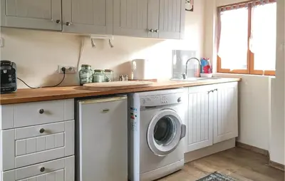Cuisine ou kitchenette dans l'établissement Stunning Home In Fougerolles Du Plessis