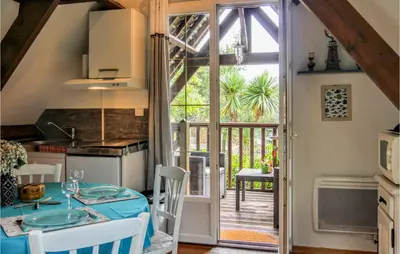 Cuisine ou kitchenette dans l'établissement 1 Bedroom Cozy Apartment In Vasteville