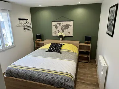 Un ou plusieurs lits dans un hébergement de l'établissement Gîte centre ville avec cour