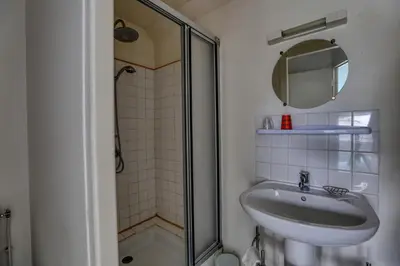 Salle de bains dans l'établissement Maison spacieuse avec jardin près de Le Bouffay