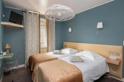 Un ou plusieurs lits dans un hébergement de l'établissement Logis Hotel Restaurant Auberge De La Sélune