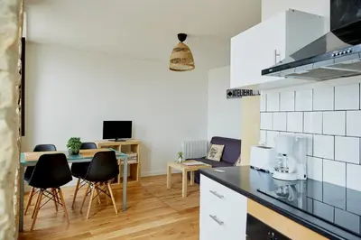 Cuisine ou kitchenette dans l'établissement Appartement front mer proche omaha & utah beach - 1