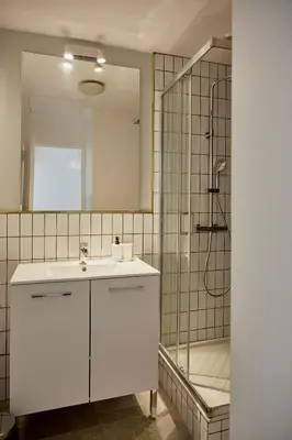 Salle de bains dans l'établissement Appartement front mer proche omaha & utah beach - 1
