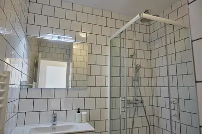 Salle de bains dans l'établissement Appartement front mer proche omaha & utah beach - 2