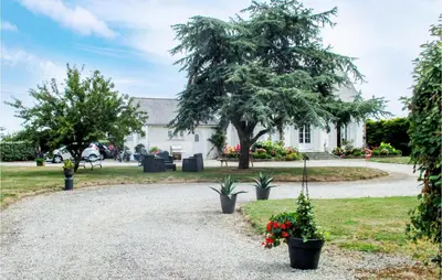 Jardin de l'établissement Awesome Home In Surville With Wifi