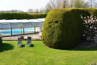 Piscine de l'établissement Hotel Nuit Et Jour - La Maison de Lucile ou située à proximité