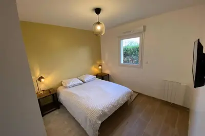 Un ou plusieurs lits dans un hébergement de l'établissement Maison avec jardin - 200m de la mer dans la vieille ville