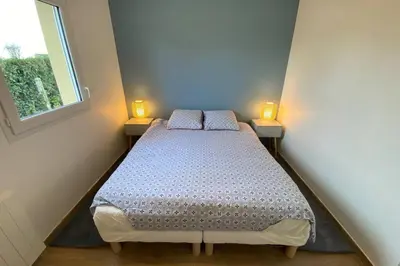 Un ou plusieurs lits dans un hébergement de l'établissement Maison avec jardin - 200m de la mer dans la vieille ville