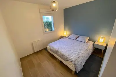 Un ou plusieurs lits dans un hébergement de l'établissement Maison avec jardin - 200m de la mer dans la vieille ville