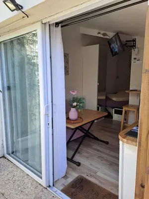 Balcon ou terrasse dans l'établissement Joli studio au calme dans un jardin privatif