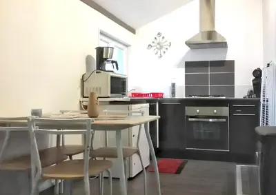 Cuisine ou kitchenette dans l'établissement Studio charmant à Vierville-sur-Mer - 30m² avec jardin