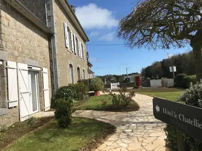 Jardin de l'établissement Hôtel Le Chatellier - Piscine chauffée d'avril à octobre