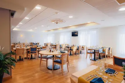 Restaurant ou autre lieu de restauration dans l'établissement Domitys Les Falaises Blanches
