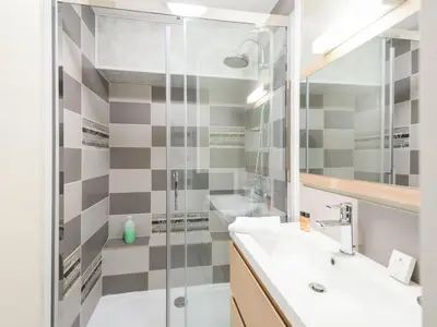 Salle de bains dans l'établissement Appartement à Port-en-Bessin proche mer