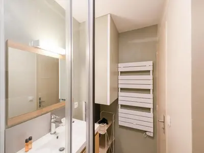 Salle de bains dans l'établissement Appartement à Port-en-Bessin proche mer