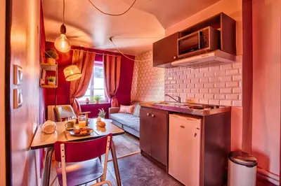 Cuisine ou kitchenette dans l'établissement La Bonbonnière, Bleue ou Rose