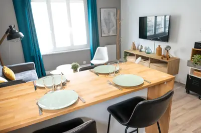Télévision ou salle de divertissement dans l'établissement Charmant appartement 4 personnes en centre-ville