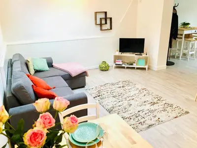 Télévision ou salle de divertissement dans l'établissement Chaleureux et spacieux appartement de centre-ville - Lit King Size - NETFLIX