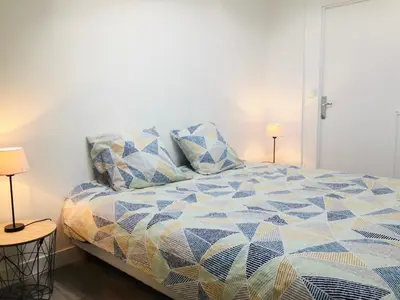 Un ou plusieurs lits dans un hébergement de l'établissement Chaleureux et spacieux appartement de centre-ville - Lit King Size - NETFLIX