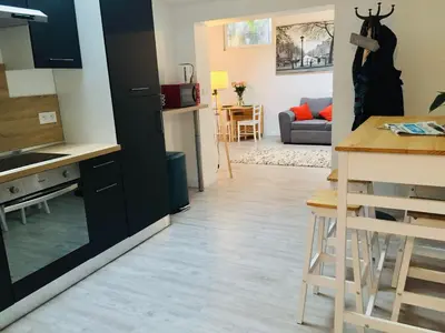 Cuisine ou kitchenette dans l'établissement Chaleureux et spacieux appartement de centre-ville - Lit King Size - NETFLIX