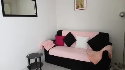 Coin salon dans l'établissement Cosy studio vue mer à Cabourg