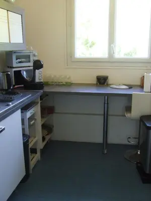 Cuisine ou kitchenette dans l'établissement Cherbourg au calme