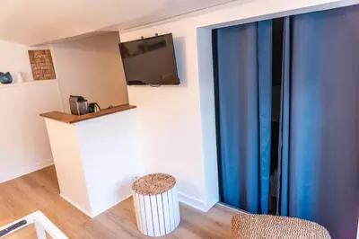 Télévision ou salle de divertissement dans l'établissement Appartement 2 personnes, Place St Sauveur à 2min