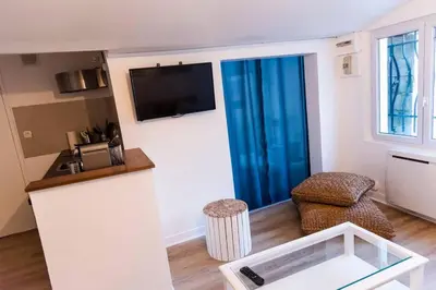 Télévision ou salle de divertissement dans l'établissement Appartement 2 personnes, Place St Sauveur à 2min