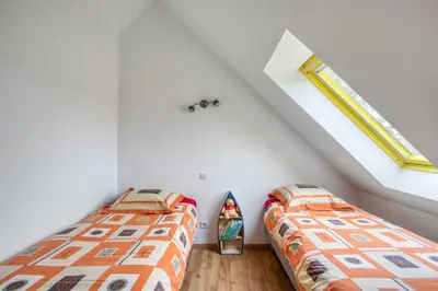 Un ou plusieurs lits dans un hébergement de l'établissement Maison charmante à Saint-Marcouf avec jardin.