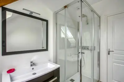 Salle de bains dans l'établissement Maison charmante à Saint-Marcouf avec jardin.