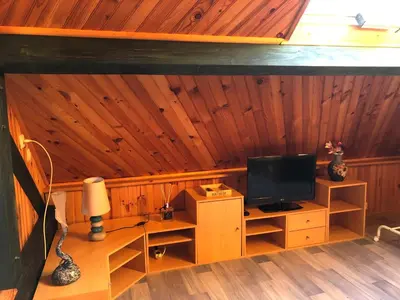 Télévision ou salle de divertissement dans l'établissement Appartement F1 mansardé à 100m de la plage, proche de Arromanches et des plages du Débarquement