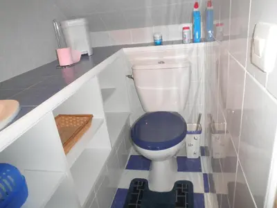 Salle de bains dans l'établissement Appartement F1 mansardé à 100m de la plage, proche de Arromanches et des plages du Débarquement