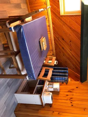 Télévision ou salle de divertissement dans l'établissement Appartement F1 mansardé à 100m de la plage, proche de Arromanches et des plages du Débarquement