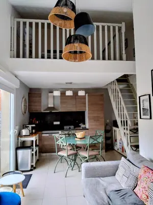Coin salon dans l'établissement Maison avec jardin, calme et ensoleillée à 2 minutes du centre-ville