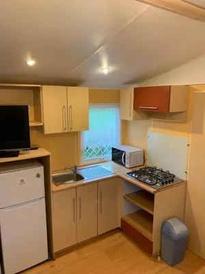 Cuisine ou kitchenette dans l'établissement Camping La Baie du Mont Saint Michel