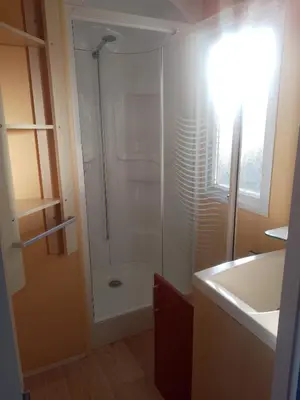 Salle de bains dans l'établissement Camping La Baie du Mont Saint Michel