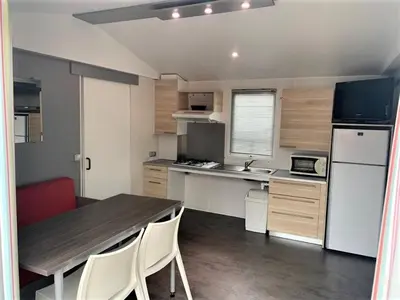 Cuisine ou kitchenette dans l'établissement Camping La Baie du Mont Saint Michel