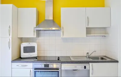 Cuisine ou kitchenette dans l'établissement 2 Bedroom Cozy Home In Jullouville