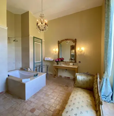 Salle de bains dans l'établissement Château de La Ferrière
