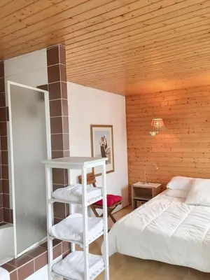 Un ou plusieurs lits dans un hébergement de l'établissement Appartement charmant avec vue sur la mer à Granville - 55 m²