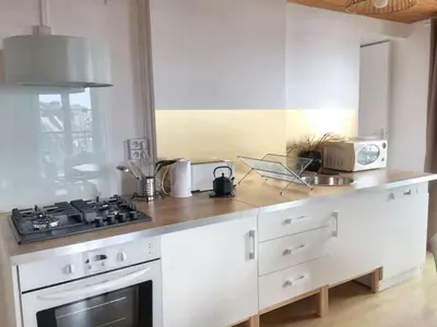 Cuisine ou kitchenette dans l'établissement Appartement charmant avec vue sur la mer à Granville - 55 m²