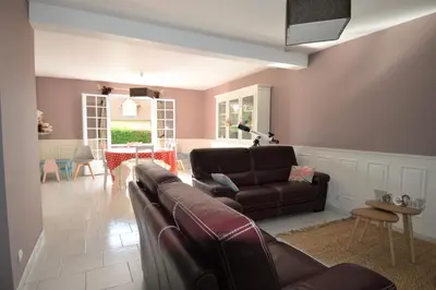 Coin salon dans l'établissement Maison confortable séjour spacieux, belle terrasse avec grand jardin avec jeux extérieurs près Bayeux et Omaha Beach