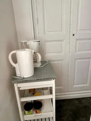 Plateau bouilloire dans l'établissement 17 Rue du Puits de la Place