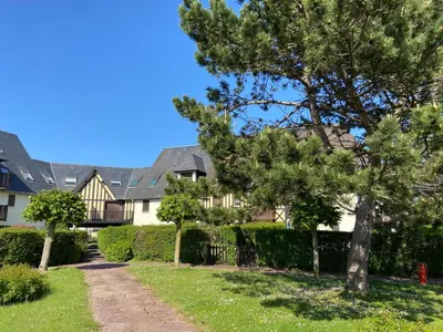Jardin de l'établissement Escapade à Cabourg, 300M plage, calme et chaleureux