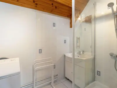 Salle de bains dans l'établissement Studio Résidence du Port-1 by Interhome