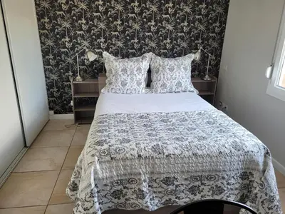 Un ou plusieurs lits dans un hébergement de l'établissement La terrasse, jacuzzi et vue mer Plage à 200m